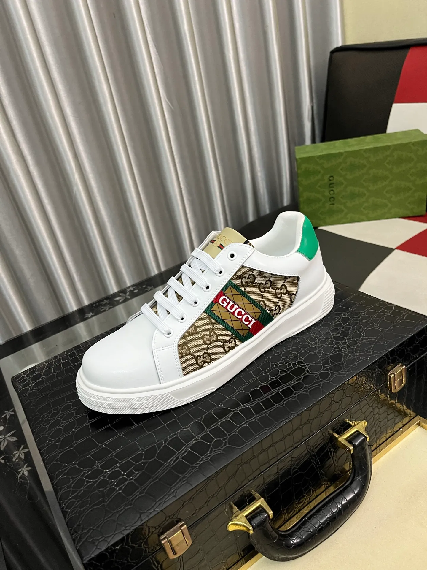 Men's shoes 💰420⌚️⌚️ [Gucci·Gucci] Original quality. ~ Unique modern style sneakers. 🏃A must-have casual shoe for trendy men😍😍 Original brand imported from Italy, imported original leather, sheep lining (refuses to discolor and grind feet) Sole: Original sole provided by the original factory, French lazy style design ⚠️Fit to the feet, original quality, super comfortable original sole. Code number: 38-442️⃣Colors available